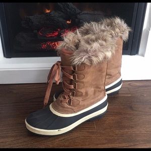 Fur lined snow boots